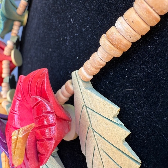 Stunning Tropical Hibiscus Floral Statement Necklace - Handcarved Wood - Picture 10 of 17